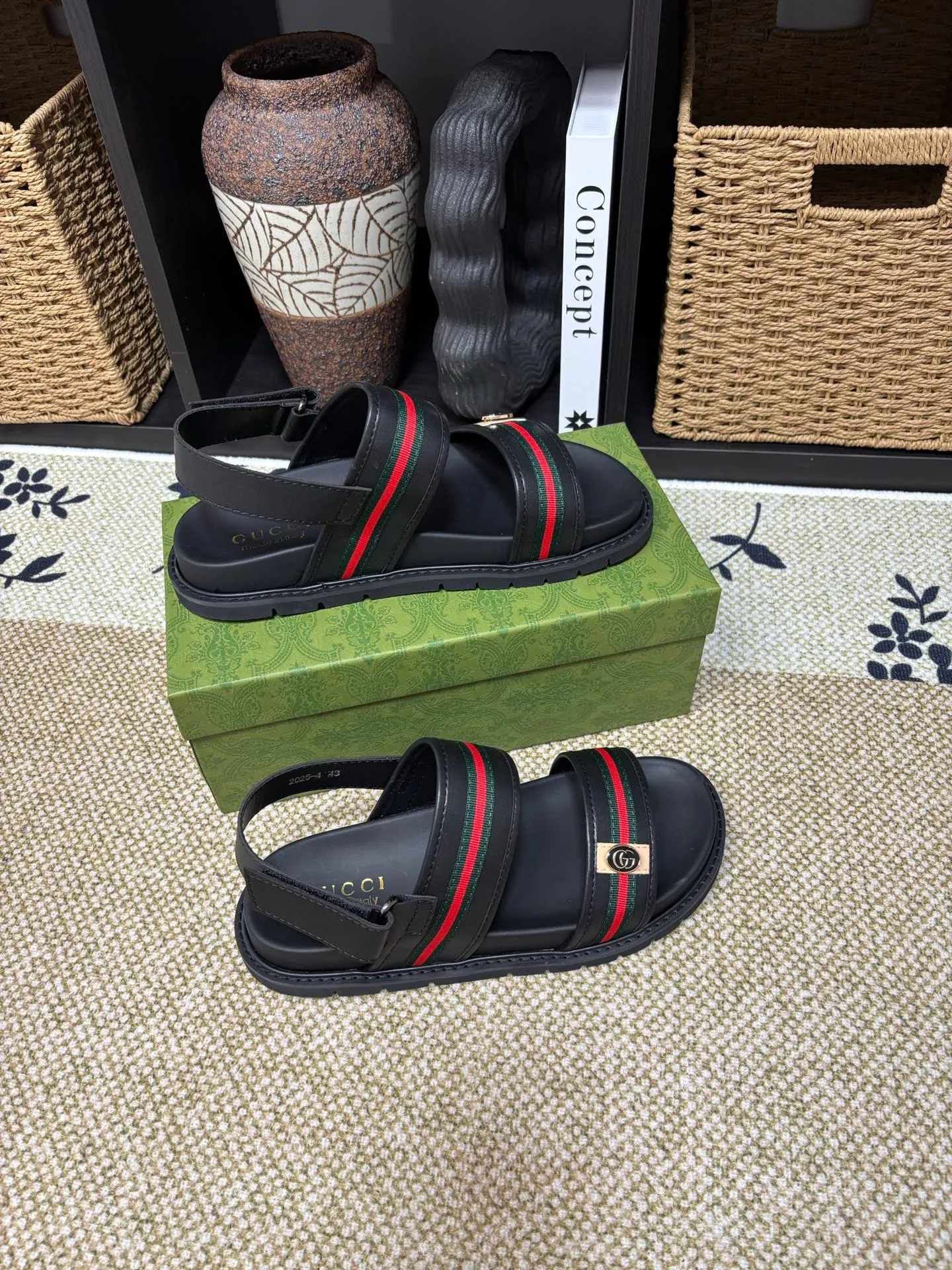Factory 💰 300 yuan Gucci slippers] high-end men's shoes brand official website 1:1 latest masterpiece: original mold customization, the fabric is made of imported original materials, upgraded outsole, lighter and non-slip. The market's top quality, simple yet tasteful, a must-have for fashionistas, fashionable at your feet, full of confidence, the same style at the counter 👍The season of summer slippers is here. Code: 38-45 (45 customized)
